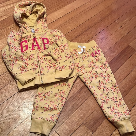 GAP Other - 3t Toddler Gap Sweatsuit